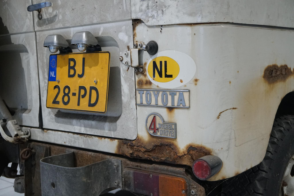42815117-20.jpg