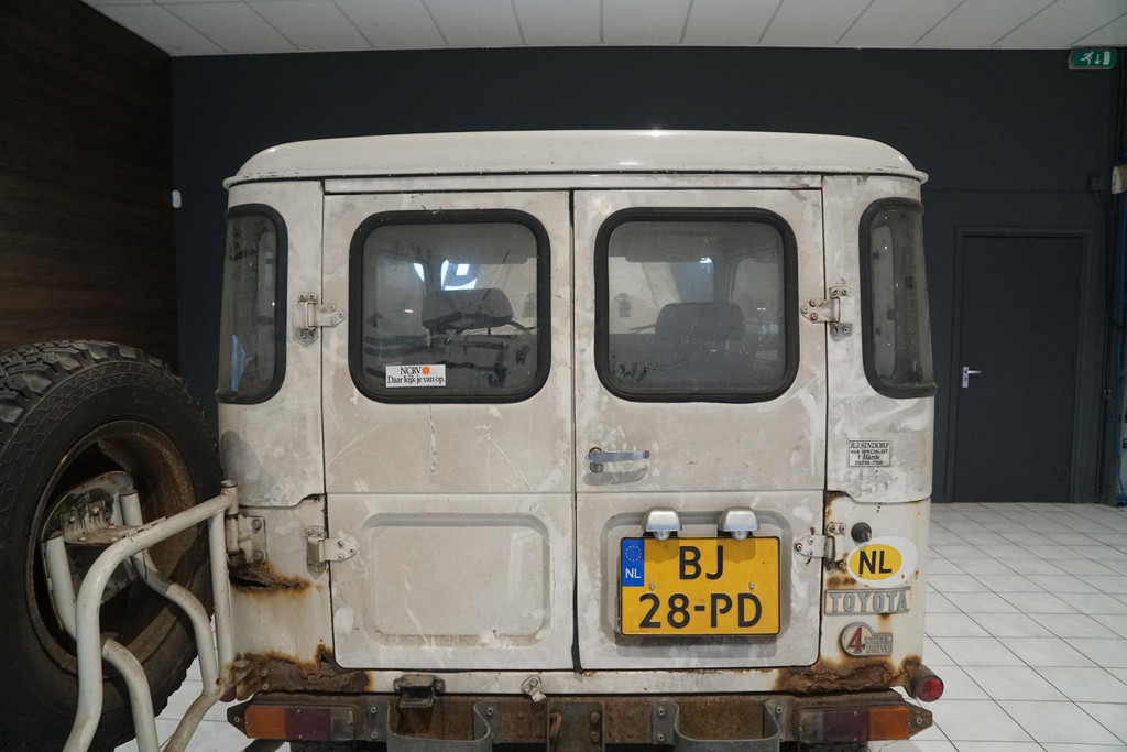 42815117-29.jpg