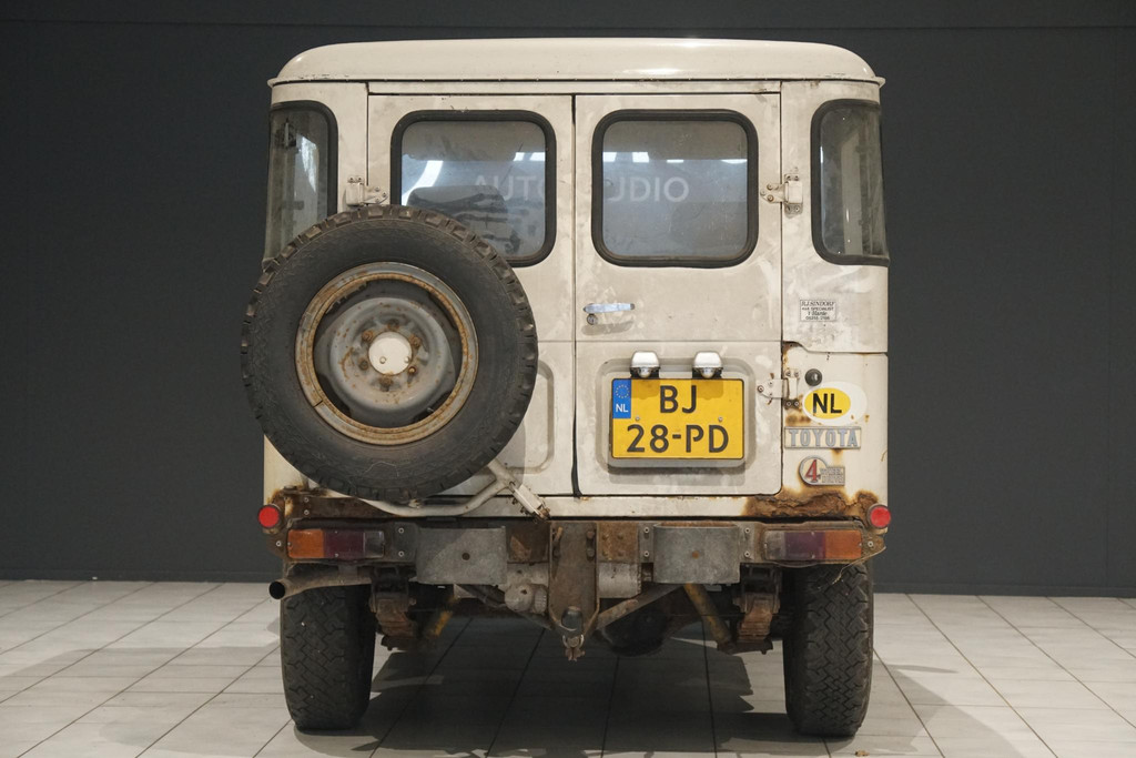 42815117-3.jpg