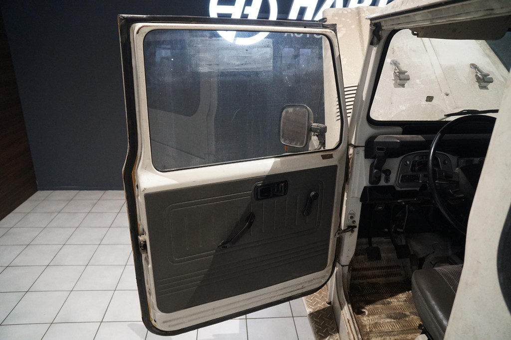 42815117-65.jpg
