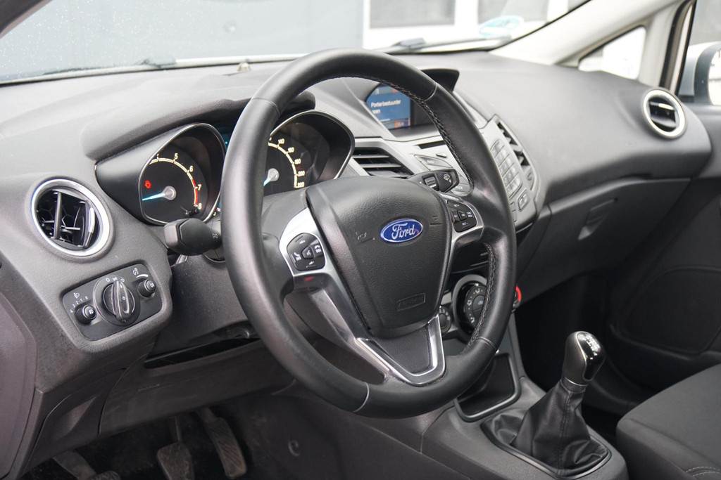 48561760-2.jpg